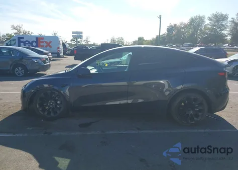 2025 Tesla Model Y Long Range Dual Motor All-Wheel Drive z USA, uszkodzony, nr VIN 7SAYGAEEXSF250779